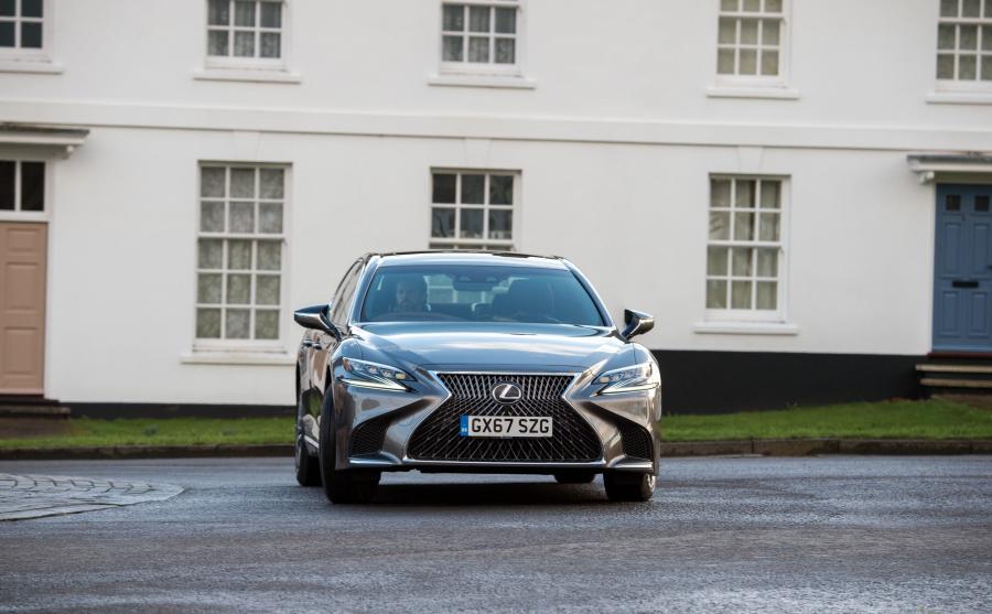  Lexus LS500h AWD 2018 года  (UK) (фото 33 из 40)
